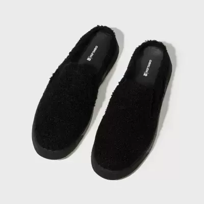 Sapatilhas negras felpudas com sola preta e interior marcado com 'Otiimisto'