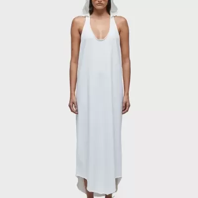 Vestido branco longo de alças largas com ténis e óculos de sol