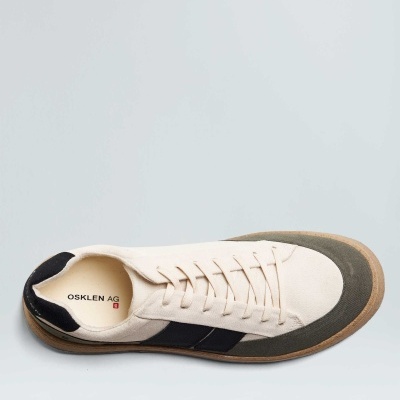 Ténis OSKLEN AG branco com detalhes pretos e cinzentos visto de cima