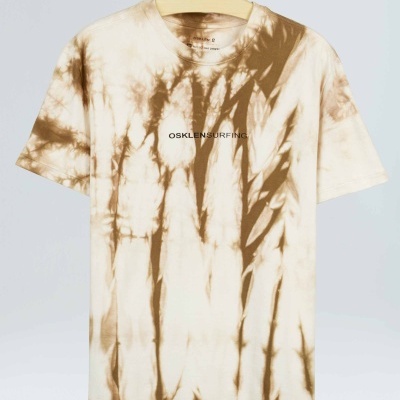 T-shirt tie-dye bege e castanho com texto OSKLENSURFING