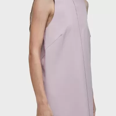 Vestido sem mangas lilás claro em fundo cinza neutro