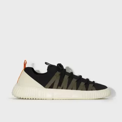 Ténis desportivos preto e branco com detalhes em verde e puxador laranja