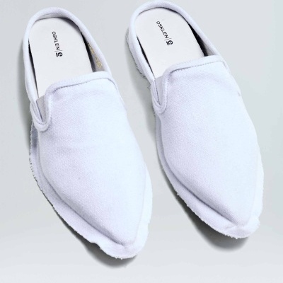 Sapatos mules brancos em tecido com sola branca e etiqueta OSKWEN
