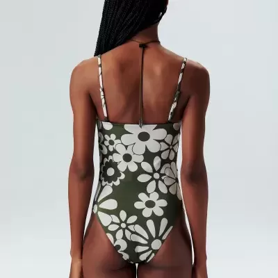 Fato de banho de uma peça verde com flores brancas, visto de costas