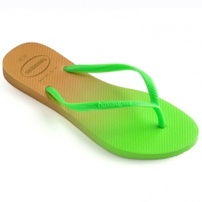 Chinelo de dedo Havaianas verde e laranja sobre fundo branco