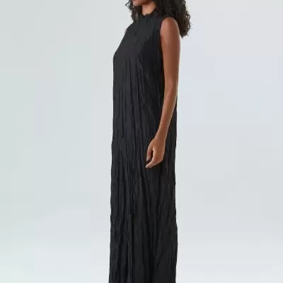 Vestido longo preto sem mangas com textura vincada