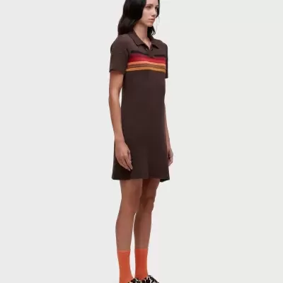 Vestido curto castanho com riscas coloridas e gola polo