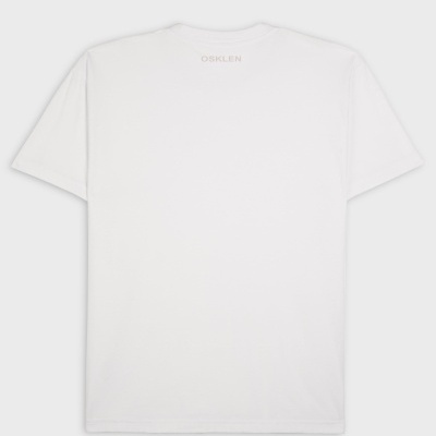 T-shirt branca de manga curta com texto 'OSKLEN' na parte de trás