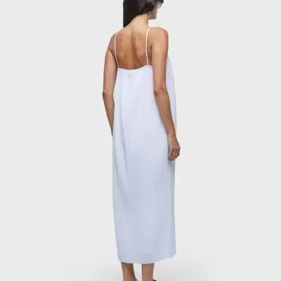 Vestido comprido branco de alças finas visto de costas