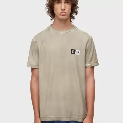 T-shirt bege de manga curta com letras 'e' e 'o' pretas e brancas