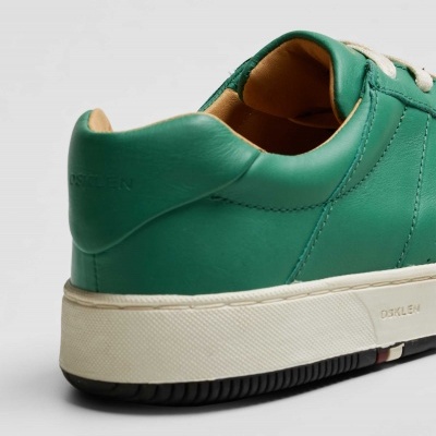Ténis verde de pele com sola branca e detalhes em preto