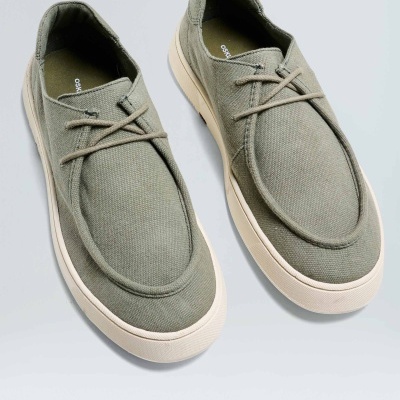 Sapatilhas cinza esverdeado com sola branca