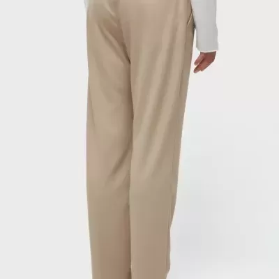 Calças bege com cintura elástica e sandálias castanhas