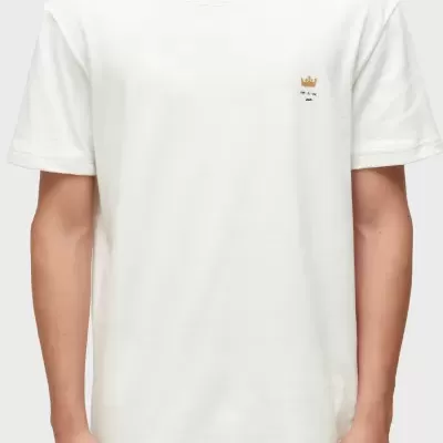 T-shirt branca de manga curta com bordado de coroa amarela no peito