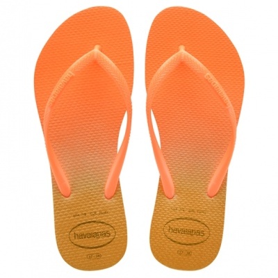 Chinelos havaianas laranja e castanho em fundo branco