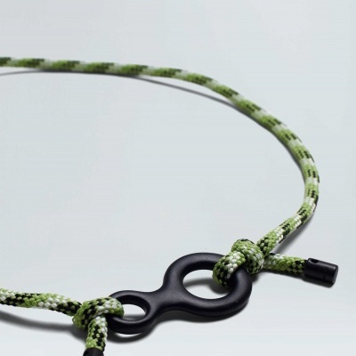 Cordão verde com pingente preto em forma de oito