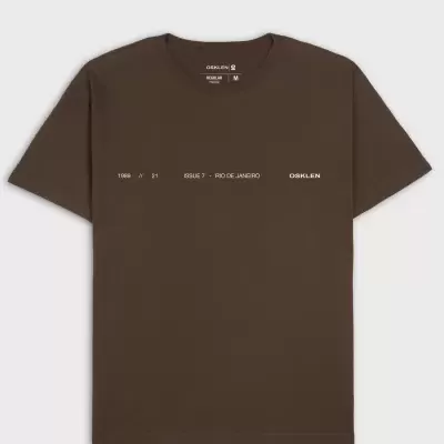 T-shirt castanha com texto branco e etiqueta interior