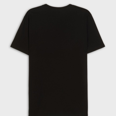 T-shirt preta básica de algodão vista de costas