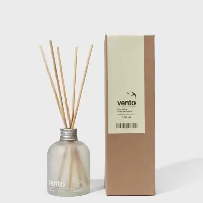 Difusor de aroma em vidro fosco com palitos e embalagem castanha com etiqueta beige