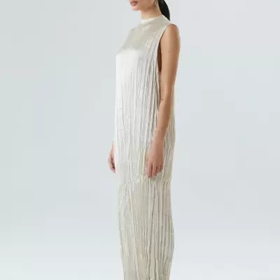 Vestido comprido prateado com textura franzida e gola alta