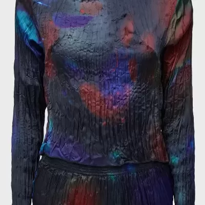 Blusa feminina preta texturizada com padrão colorido e gola subida