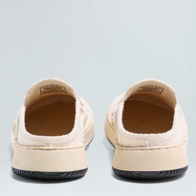 Par de sapatilhas slip-on creme vista de trás