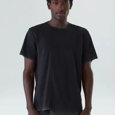 Camiseta preta assimétrica de manga curta usada por modelo masculino