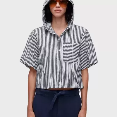 Blusa riscada com capuz e calças azuis