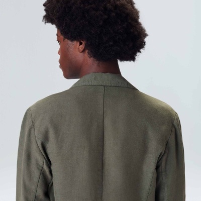 Homem de costas com casaco verde oliva e cabelo afro