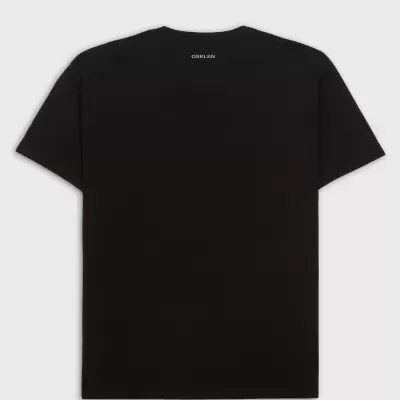 T-shirt preta com logótipo OSKLEN na parte de trás perto do pescoço