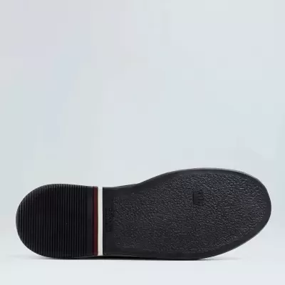 Sola preta de sapato com textura antiderrapante e detalhe em vermelho e branco