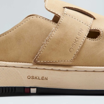 Sapatilha bege claro com tiras de velcro e marca OSKLEN