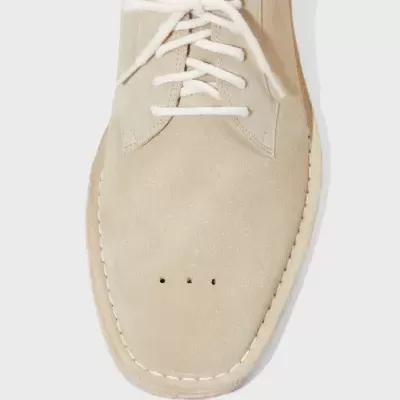 Sapato derby bege em camurça com atacadores brancos