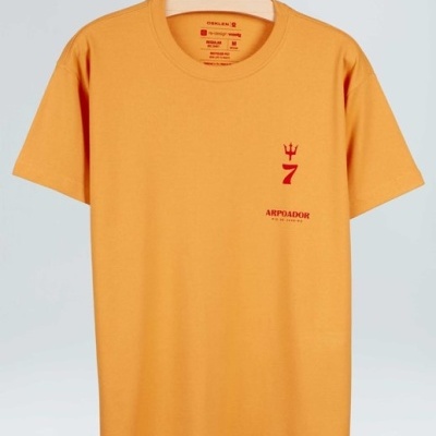 T-shirt amarela mostarda com estampa vermelha e cabide de madeira OSKLEN