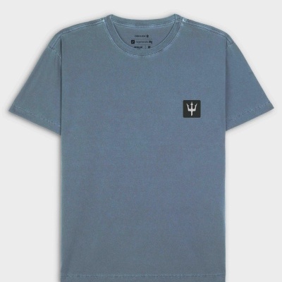 T-shirt azul cinza com símbolo de tridente branco no peito