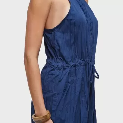 Vestido azul escuro sem mangas com amarração na cintura e textura amassada