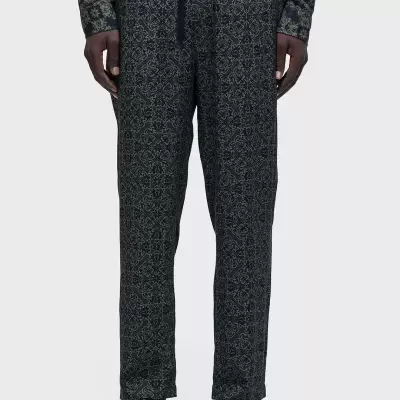 Calças com padrão ornamental verde escuro e preto com cordão preto