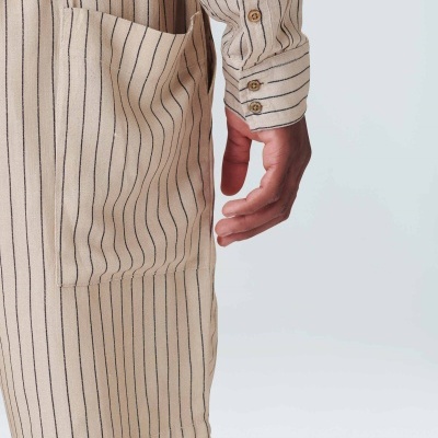 Vestido ou camisola bege riscada com bolso grande e botões de madeira no punho