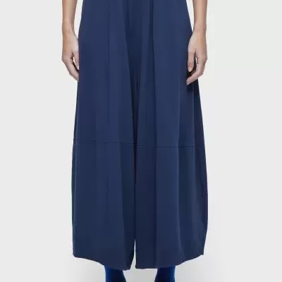 Calças largas azuis escuras com sapatilhas cinza e meias azuis