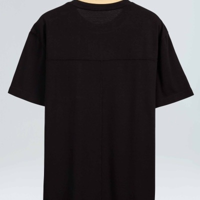 T-shirt preta de mangas curtas pendurada numa cabide de madeira