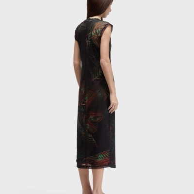 Vestido midi preto com padrão colorido abstrato, visto de costas