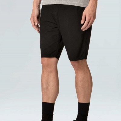 Calções pretos lisos com meia preta e ténis pretos