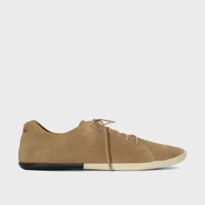 Sapatilha castanha de camurça com atacadores e sola branca e preta