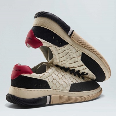 Tenis bege com padrão tipo pele de réptil e detalhes em preto e vermelho