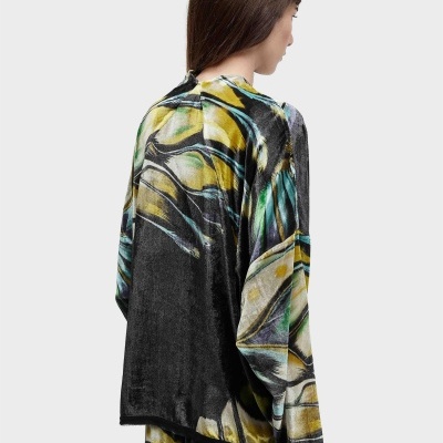 Blusa com padrão abstrato em cores variadas vista de costas