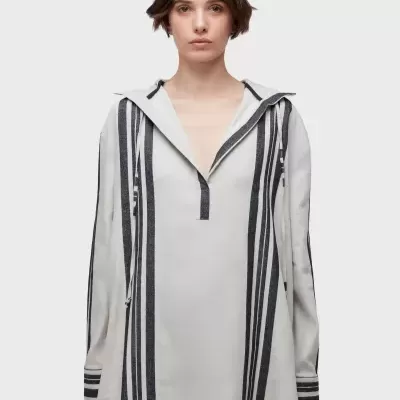 Vestido curto branco com riscas verticais pretas e cinza e gola com capuz