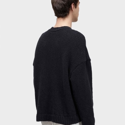 Camisola preta de malha espessa vista de costas