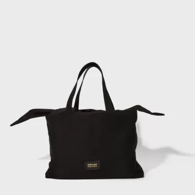 Mala preta tipo tote com etiqueta OEMALEE LOS ANGELES