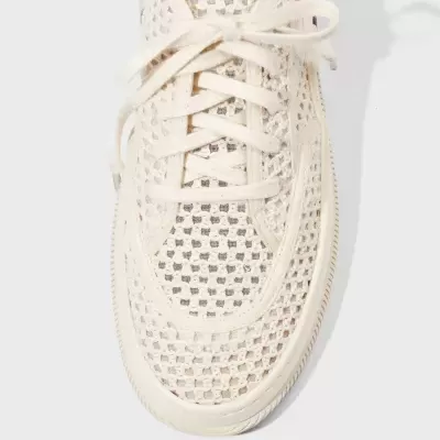 ténis creme de malha com atacadores e sola clara