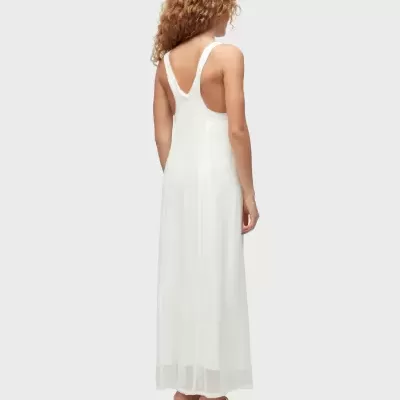 Vestido branco comprido com alças largas e decote em V nas costas